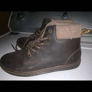 Brown dr. martens